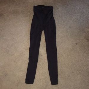 High-waisted black spandex leggings